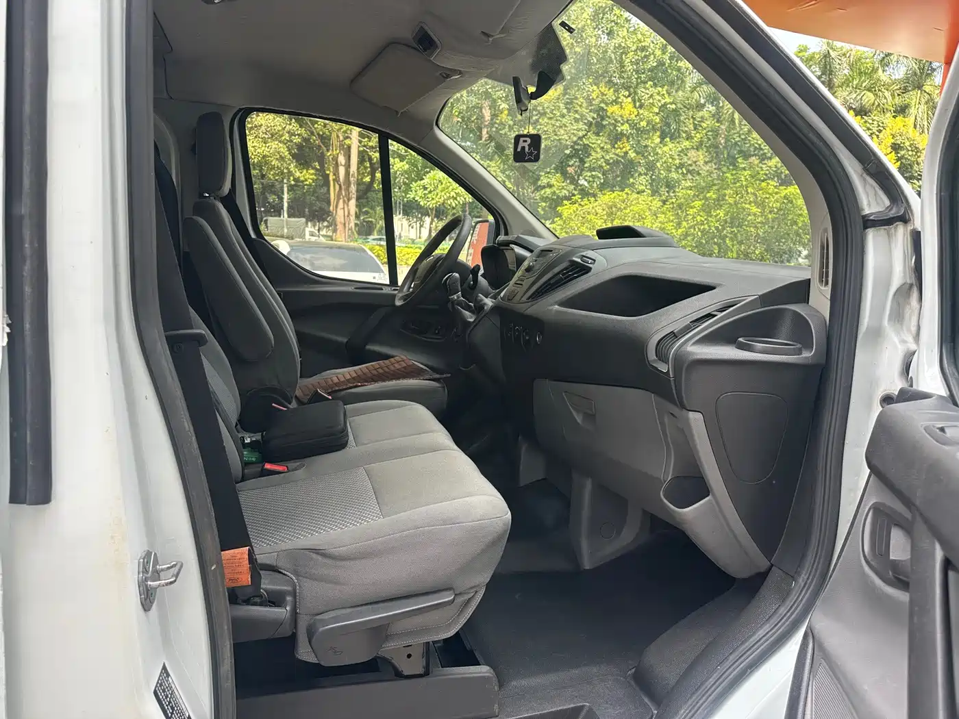 Ford Transit 2020 2019 2.0T Diesel Multi-Purpose Commercial Vehicle Short Wheelbase Medium Roof 6-Seater China VI