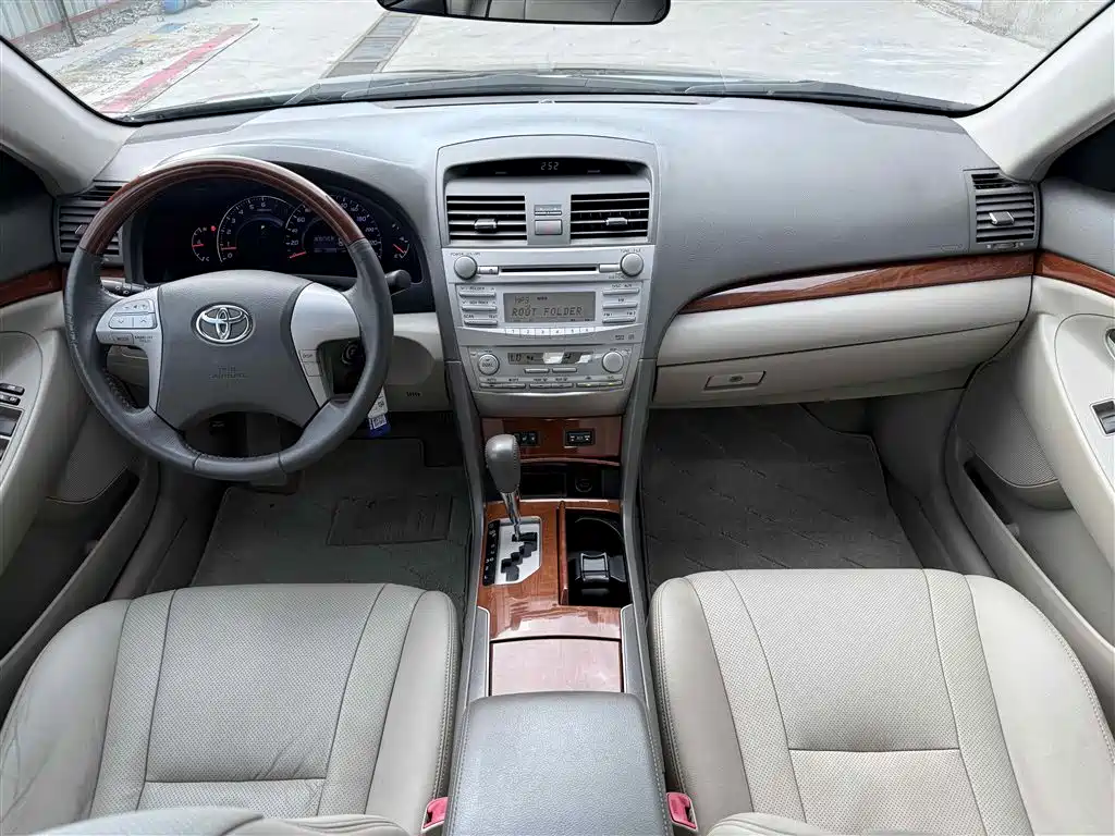 Toyota Camry 2013 200G Classic Luxury Edition фото 6
