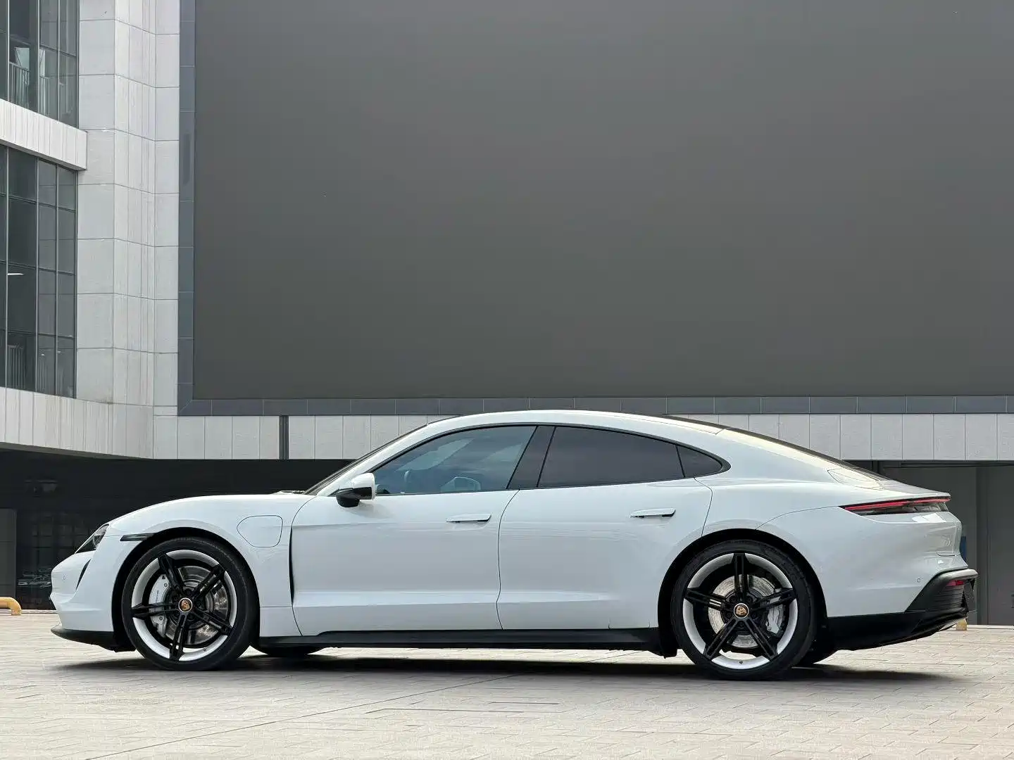 صورة 2 - Porsche Taycan