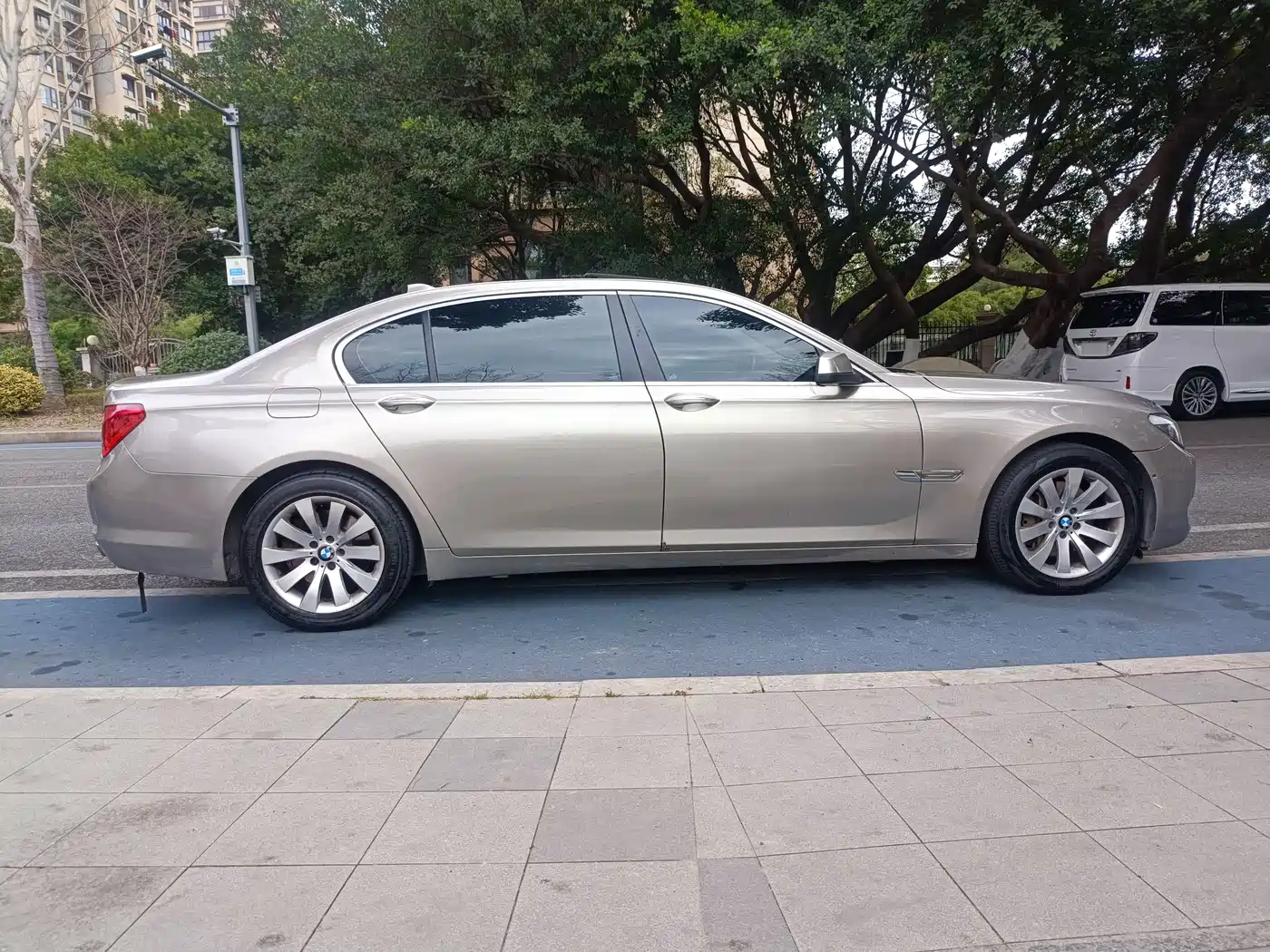 BMW 7 Series 2009 740Li Premium фото 8