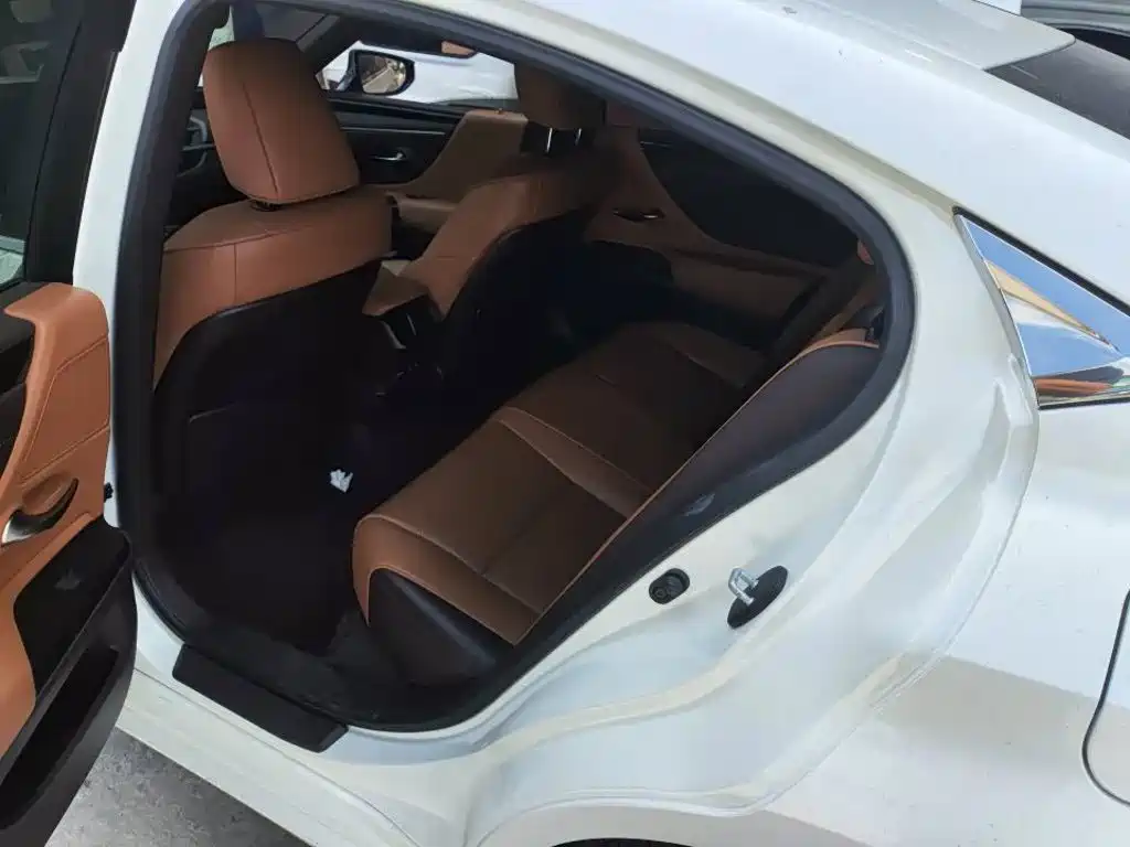 Фото 6 - Lexus ES