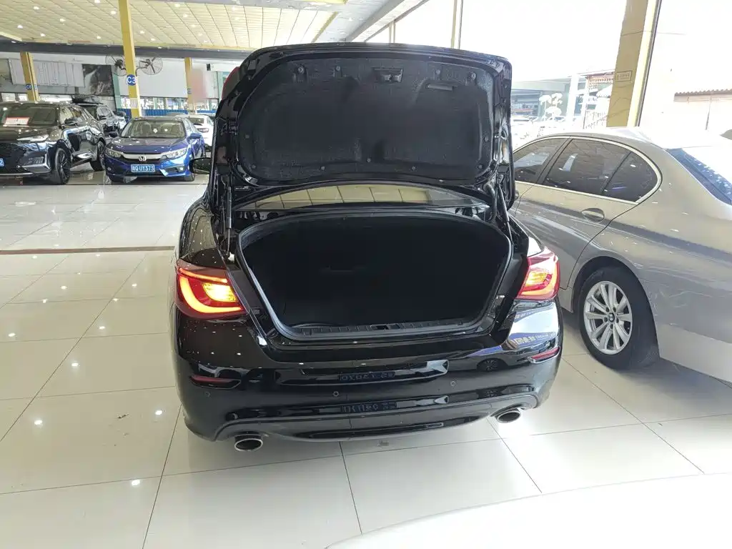 Photo 19 - Infiniti Q70