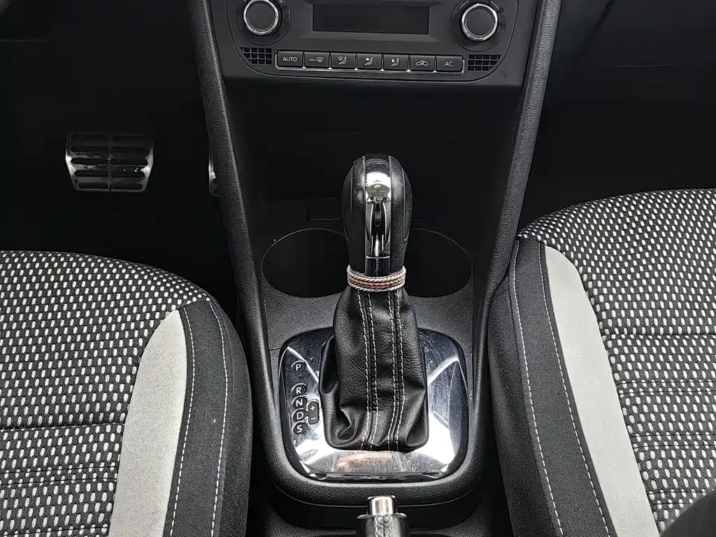 Volkswagen Polo 2013 2012 1.6L Cross Polo AT