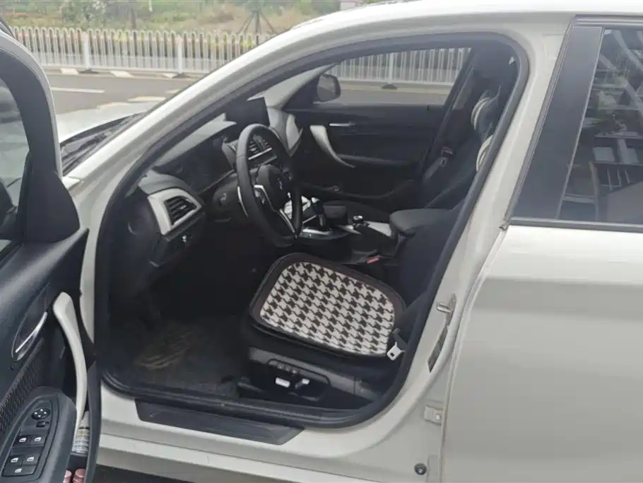 BMW 1 Series (Import) 2016 120i Leading Model фото 9