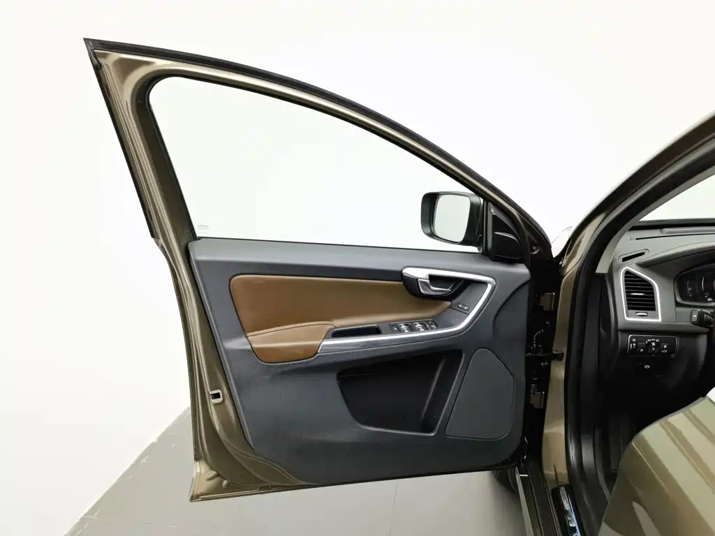 Фото 8 - Volvo XC60