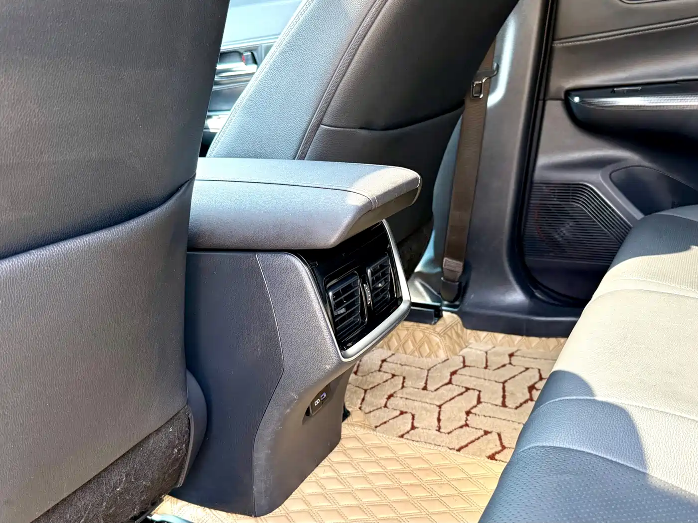 Toyota Venza 2023 2.0L CVT FWD Premium фото 11