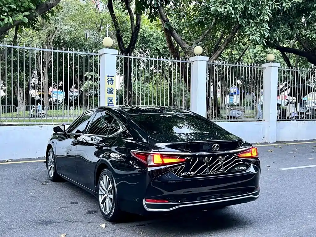 Фото 10 - Lexus ES