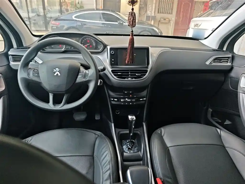 Peugeot 2008 2014 1.6L Automatic Fashion Edition фото 10