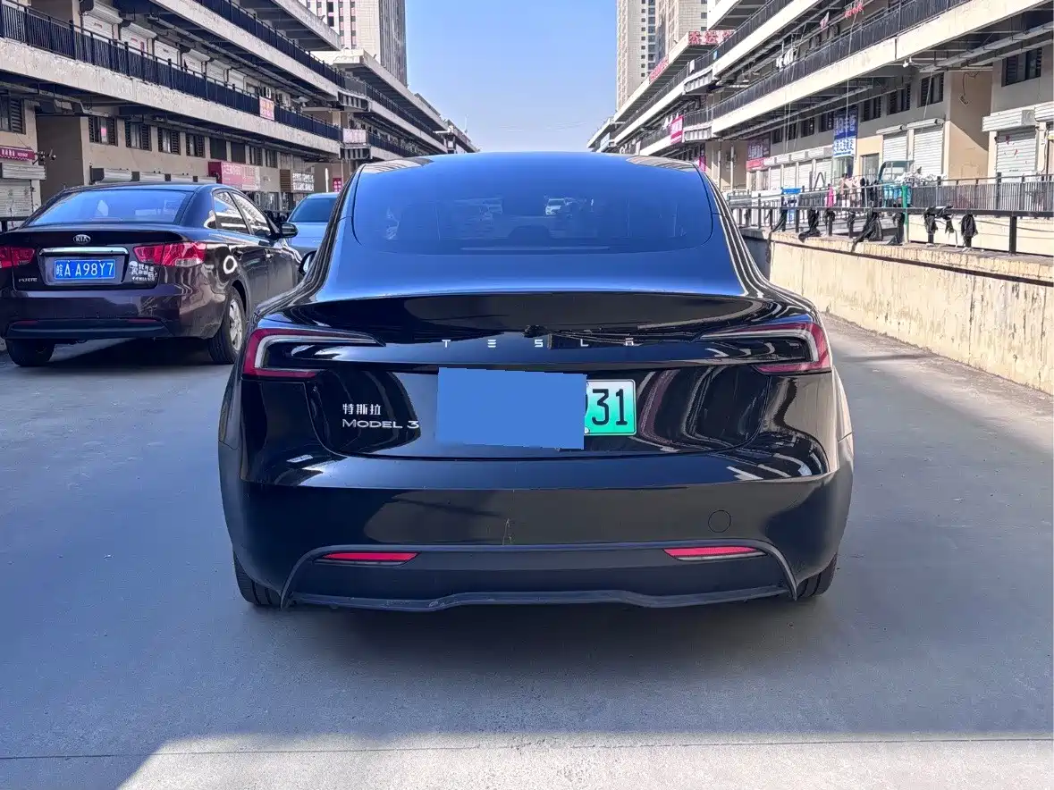 TESLA MODEL 3