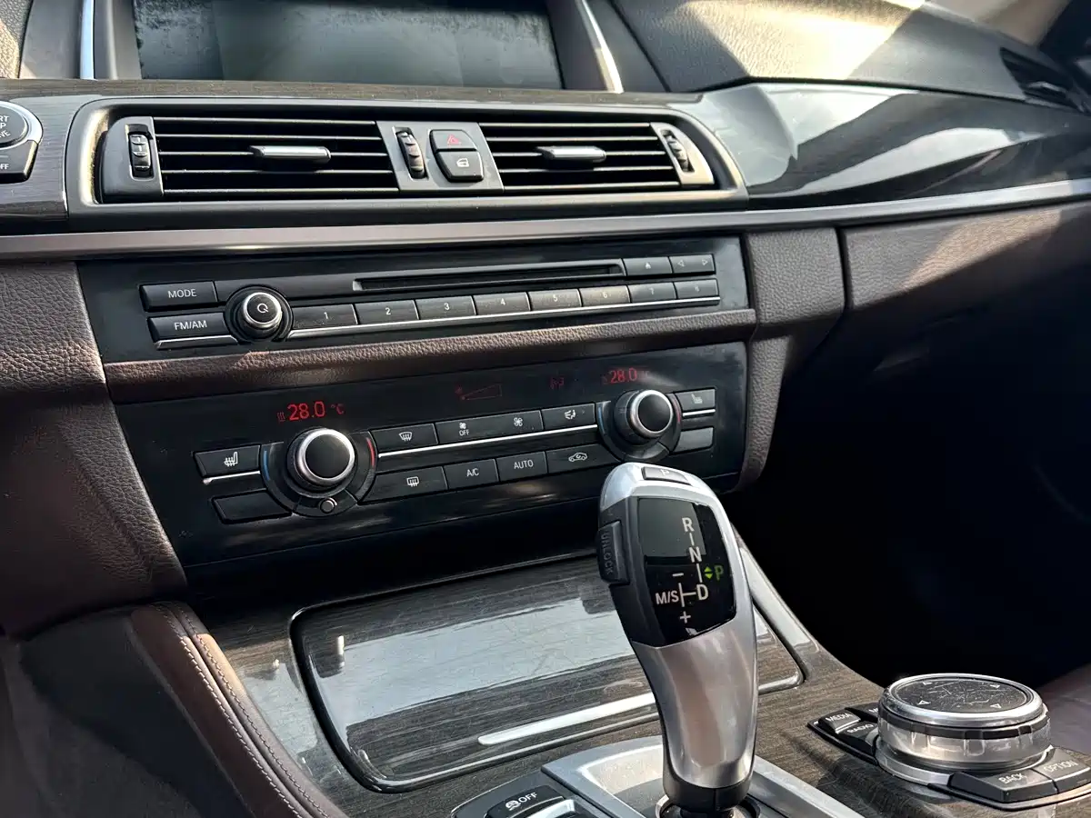 BMW 5 Series 2014 525Li Luxury Design Package фото 6