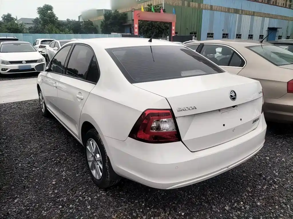 Škoda Rapid 2016 1.6L Manual Pioneer Edition фото 5