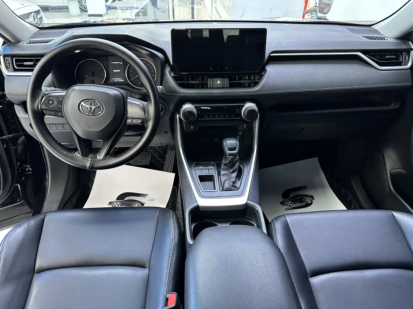 Toyota Wildlander 2023 2.0L CVT FWD LE фото 6