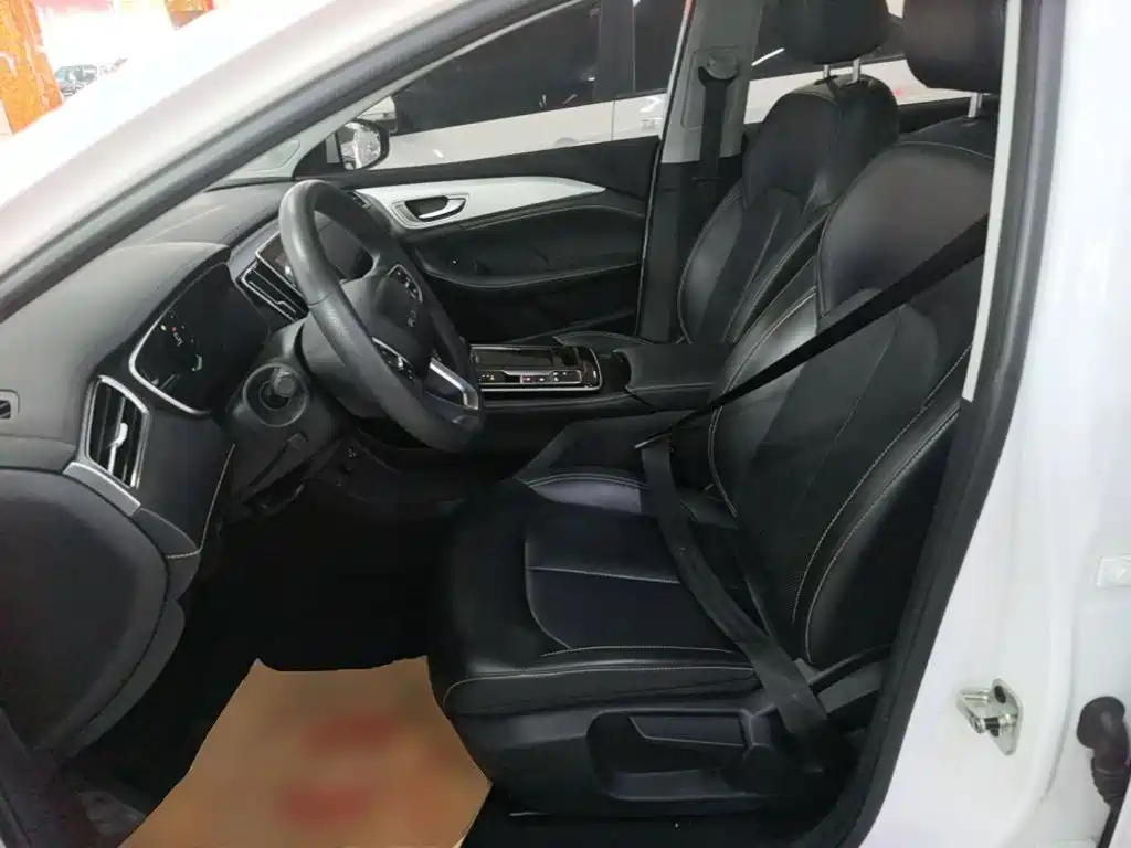 Фото 15 - Roewe i6 MAX EV