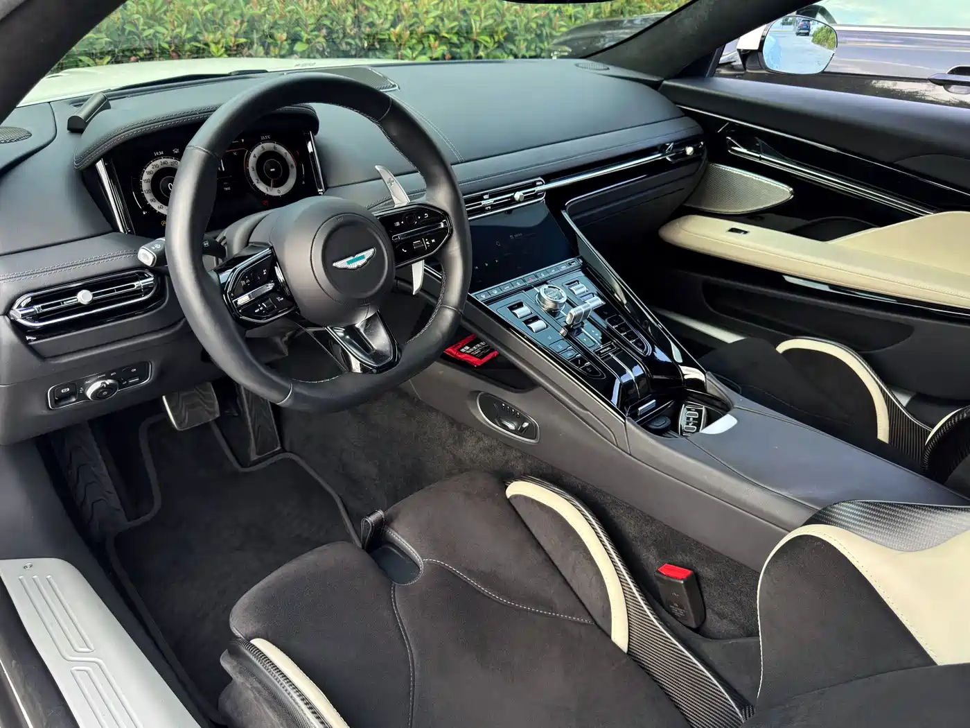 Aston Martin DB12 2023 4.0T V8 Coupe фото 7