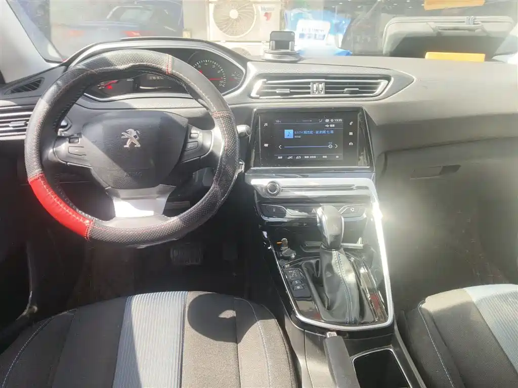Peugeot 308 2018 1.6L Auto Luxury Edition фото 13