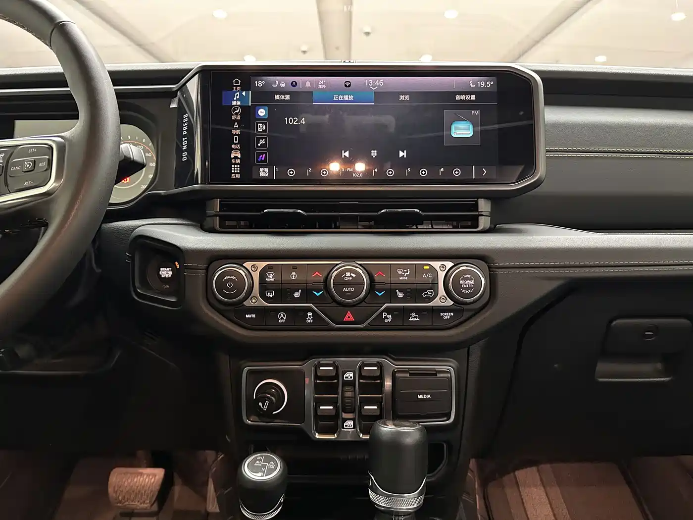 Jeep Wrangler 2023 2024 Model 2.0T Sahara Four-Door Version