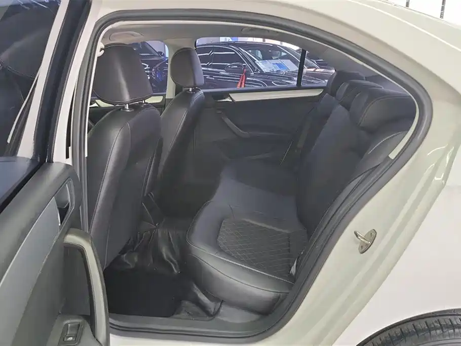 Škoda Rapid 2018 1.6L Manual Comfort Edition фото 11