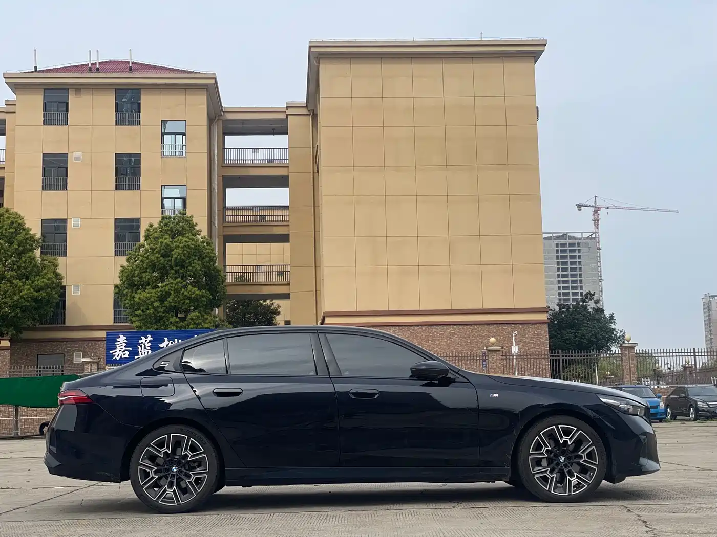 BMW 5 Series 2025 530Li Premium M Sport Package фото 15