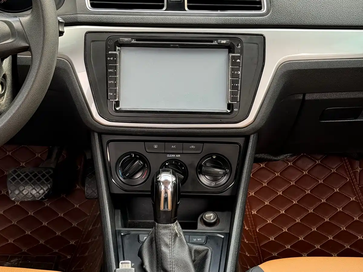 Volkswagen Lavida Tour 2015 1.6L Automatic Trend Edition фото 12