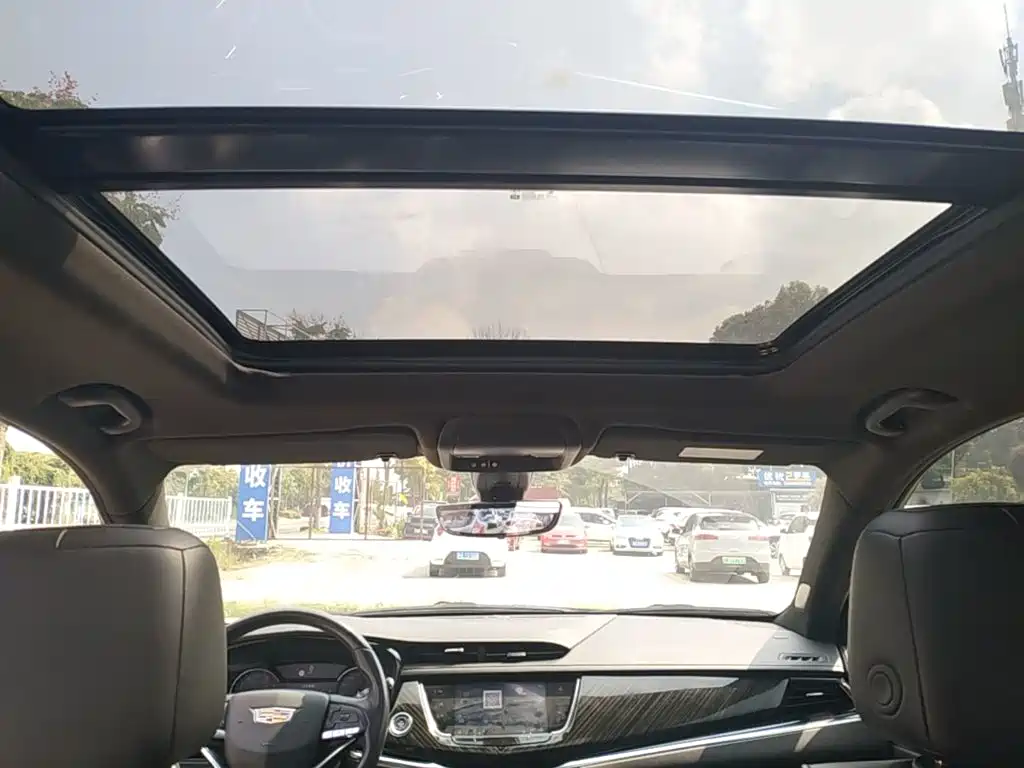 Photo 18 - Cadillac XT6