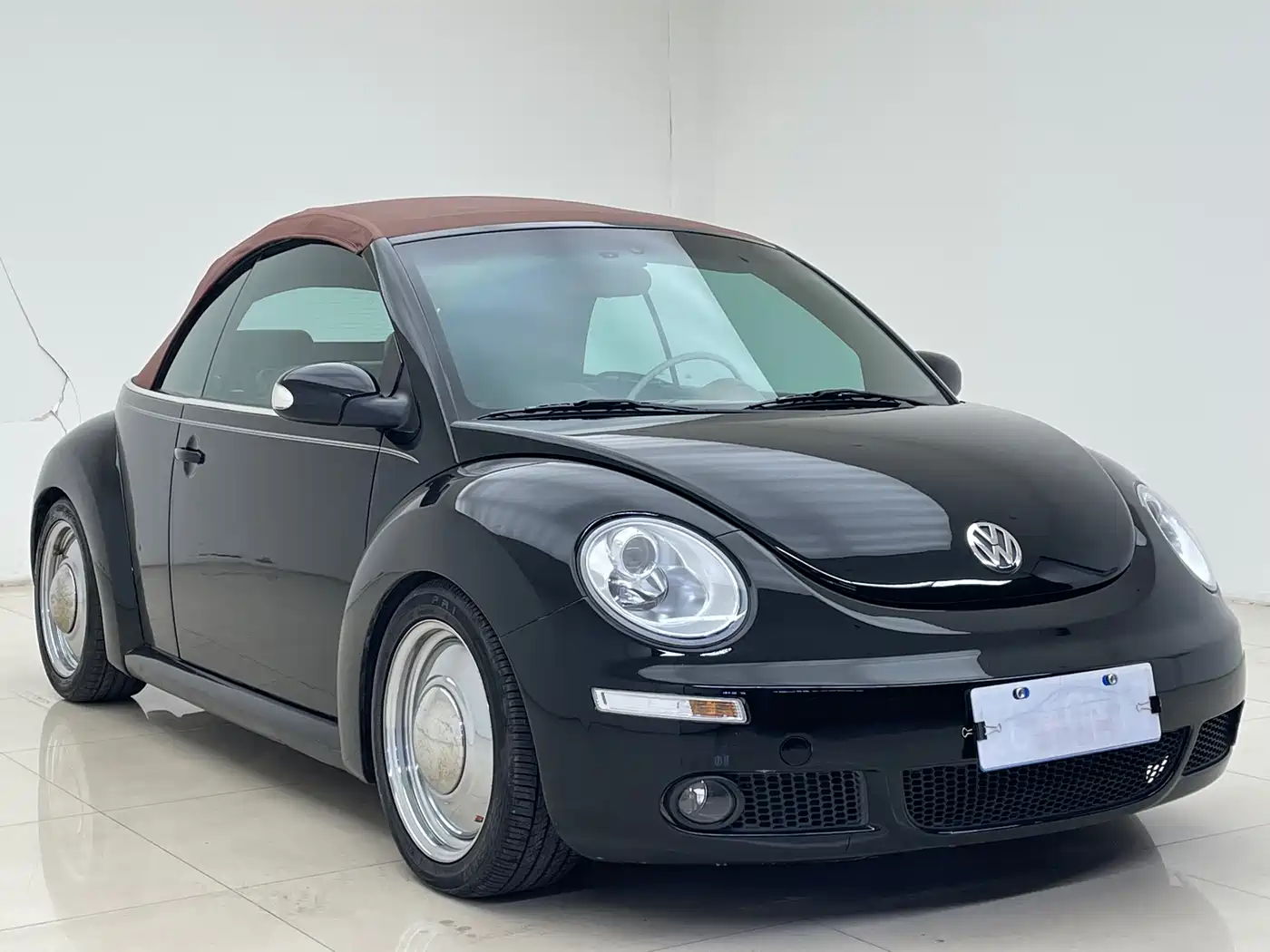 Volkswagen Beetle 2006 Model 2.0 Convertible Luxury Edition фото 3