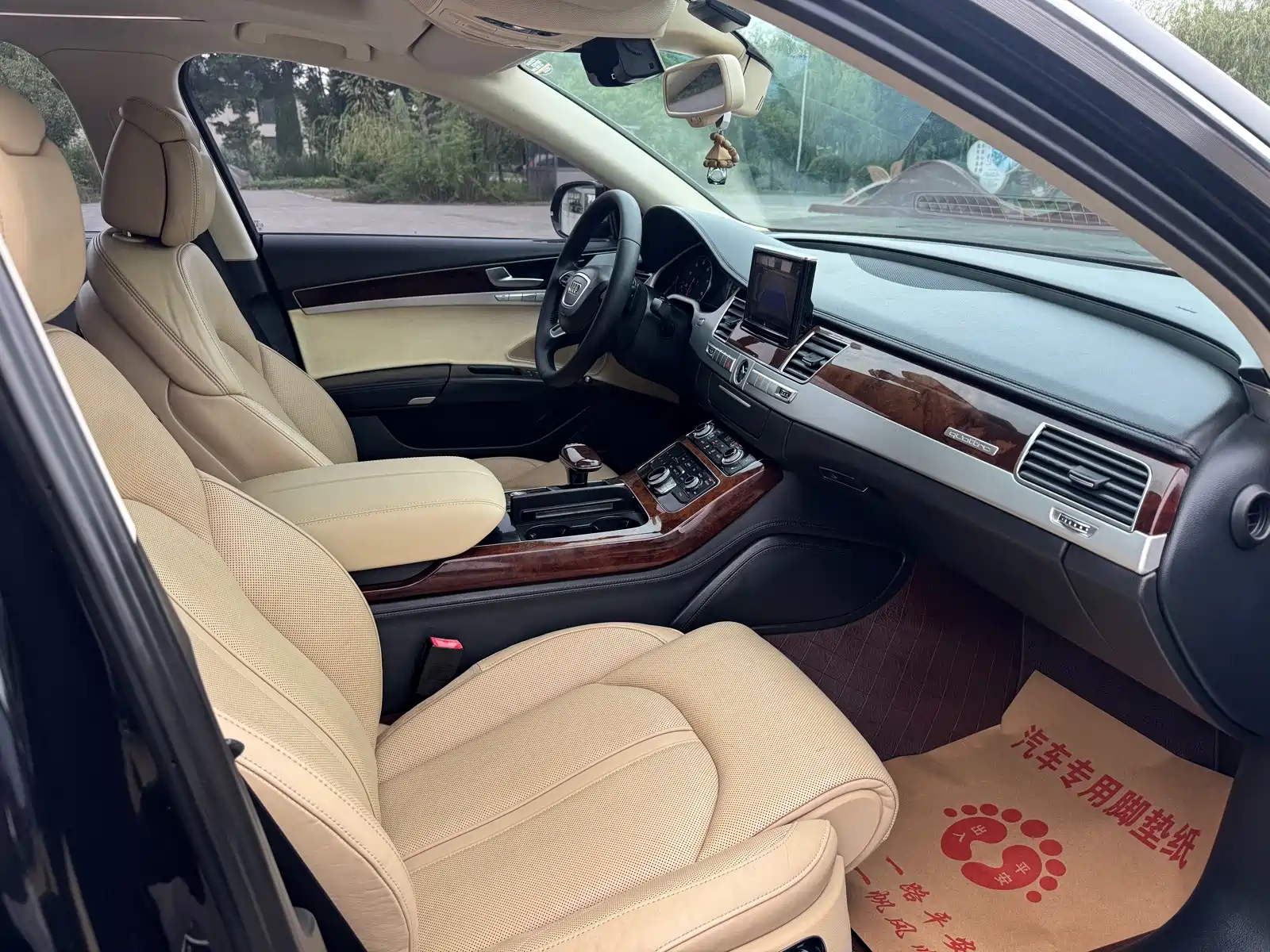 Photo 10 - Audi A8
