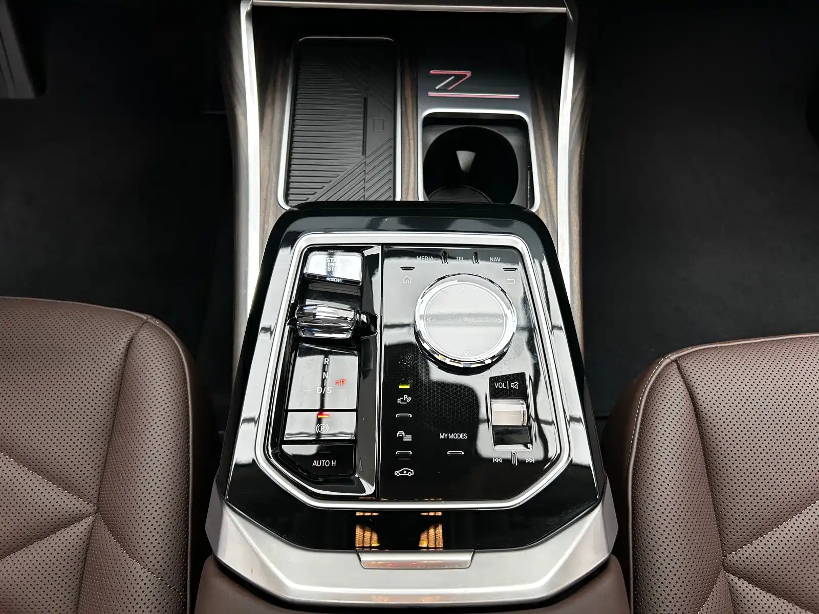 Фото 16 - BMW 7 Series
