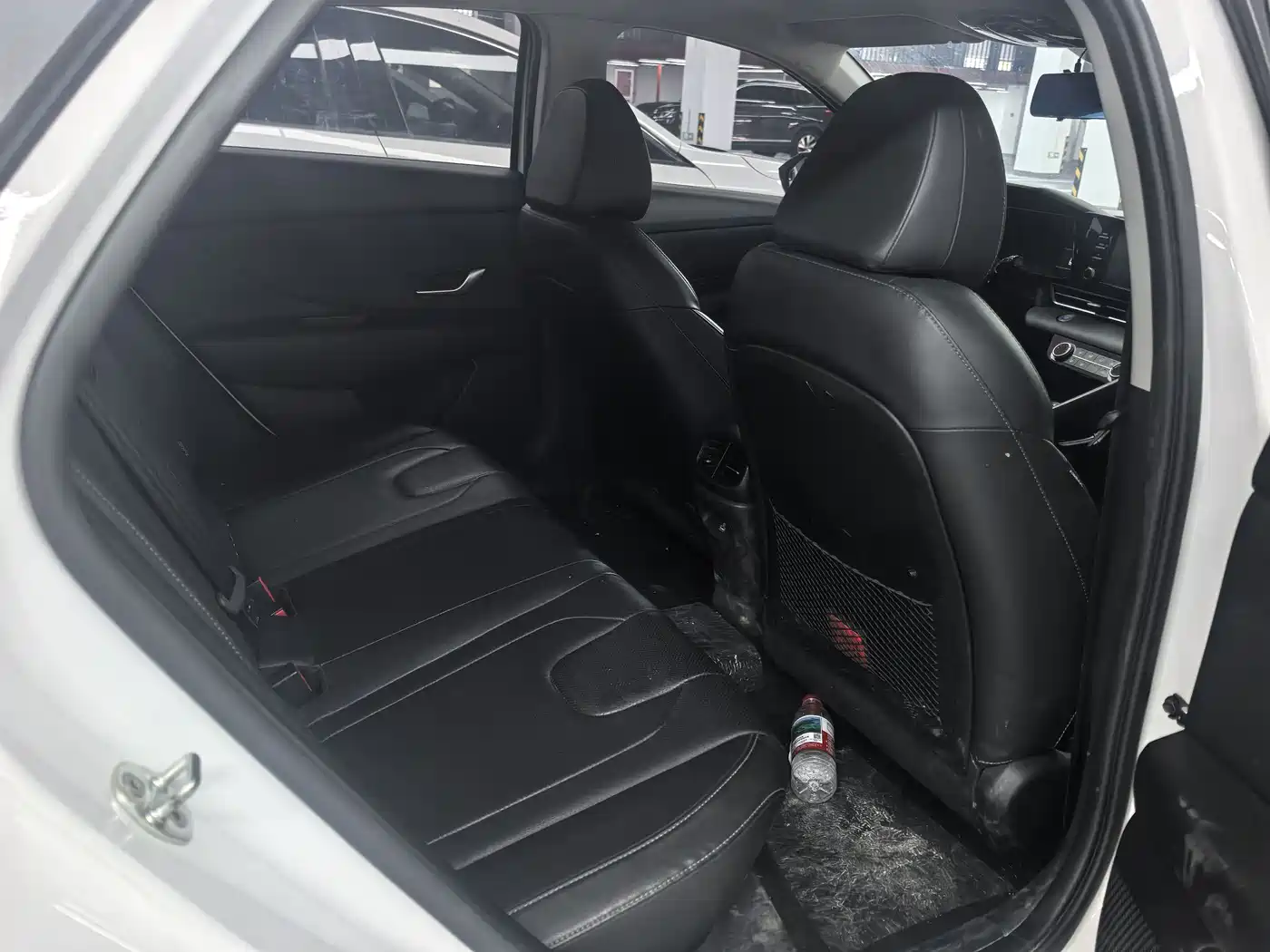 Hyundai Elantra 2022 1.5L CVT LUX Premium Edition фото 12
