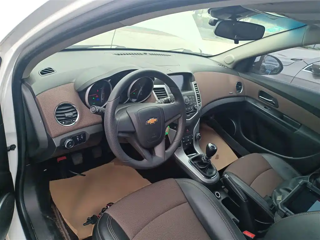 Chevrolet Cruze 2015 Hatchback 1.6L Manual Comfort фото 10