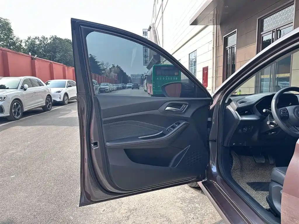 Фото 21 - MG MG5