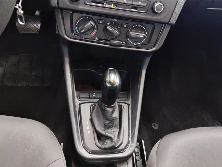 VOLKSWAGEN SANTANA