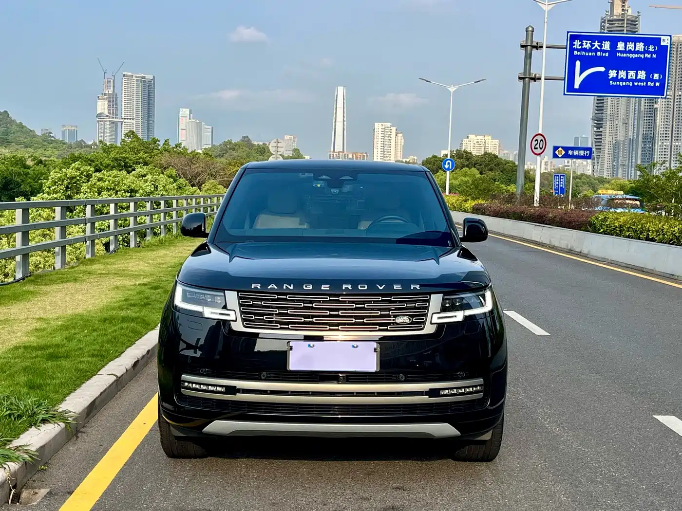 Land Rover Range Rover 2023 3.0 L6 400PS Golden Age 7-Seater Long Wheelbase фото 2