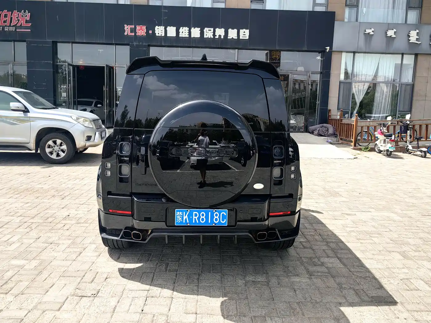 Land Rover Defender 2023 Model 90 2.0T P300 SE фото 6