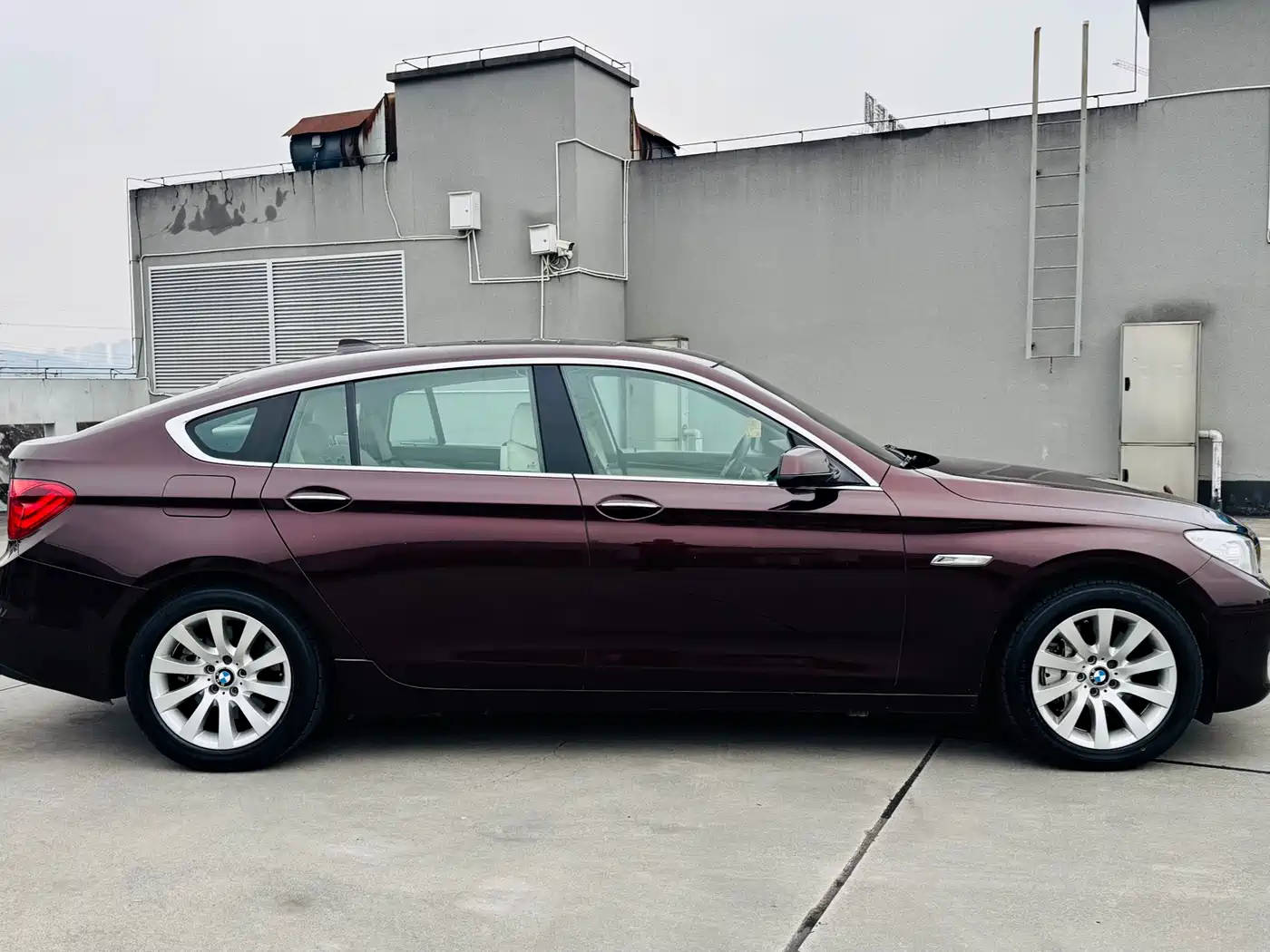 BMW 5 Series GT 2010 535i Leading Model фото 7