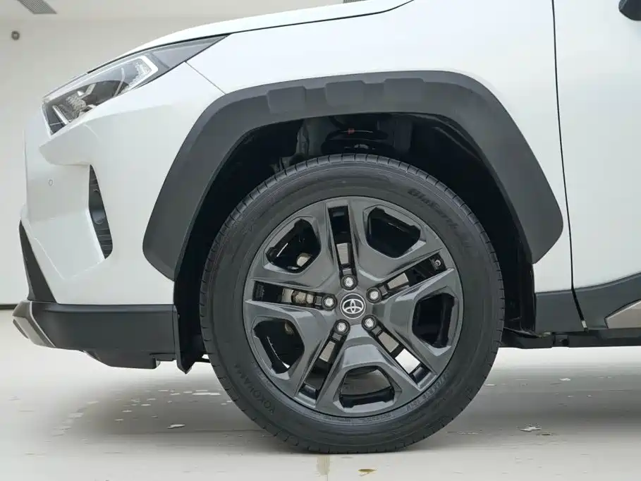 Фото 13 - Toyota RAV4