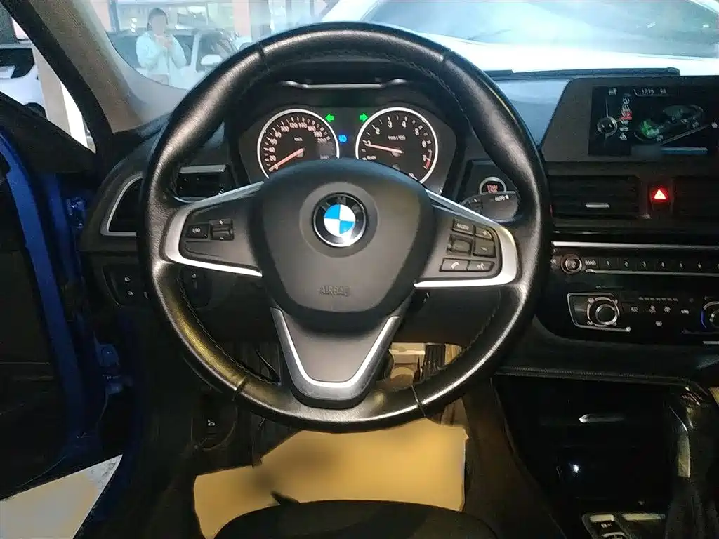 BMW 1 Series 2017 118i Sport фото 3