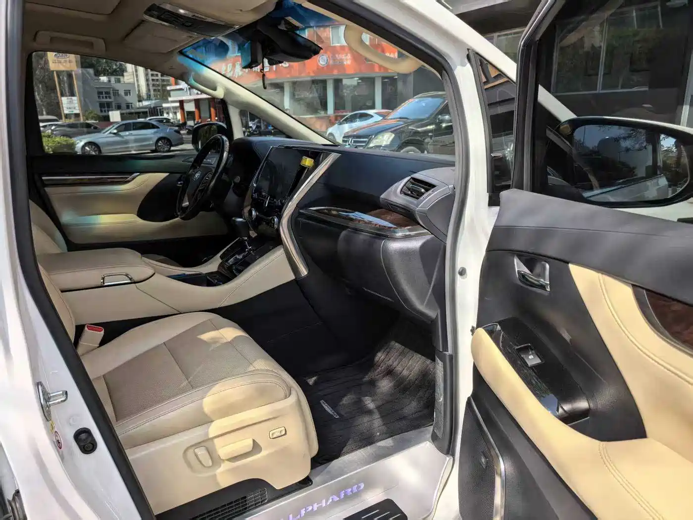 Toyota Alphard 2020 Hybrid 2.5L Luxury Edition фото 6