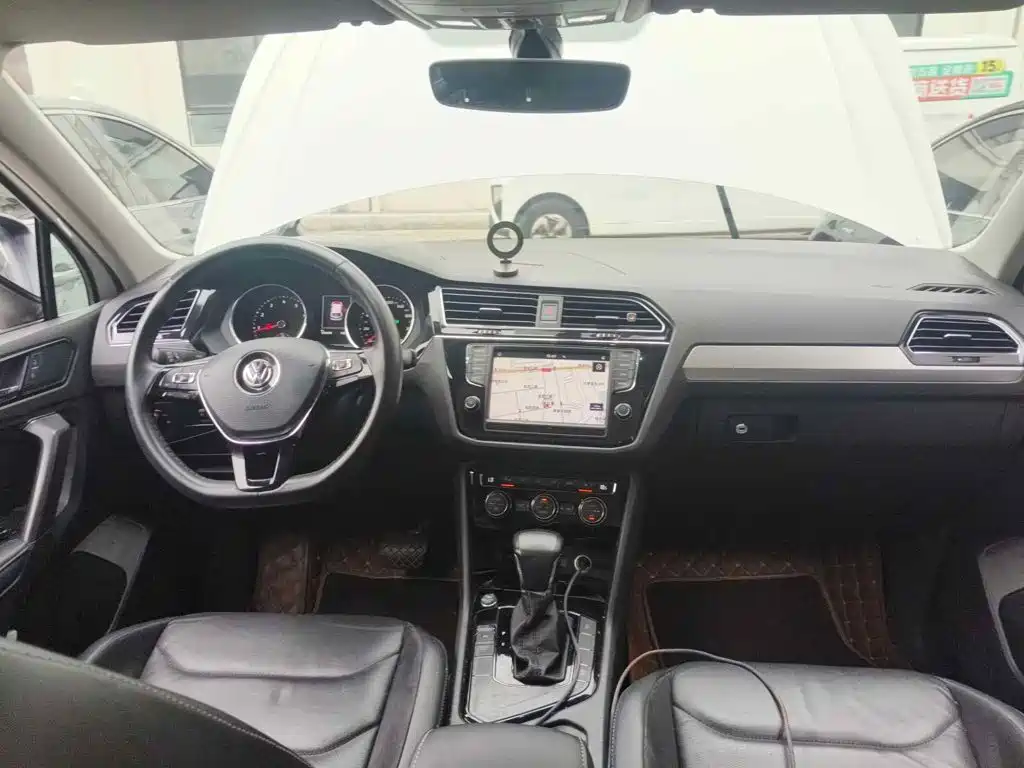 Photo 12 - Volkswagen Tiguan L