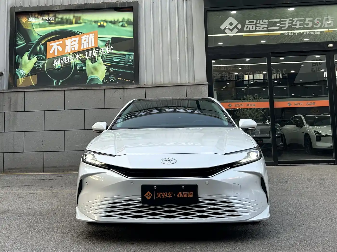 Toyota Camry 2024 Hybrid 2.5HG Premium Edition фото 2