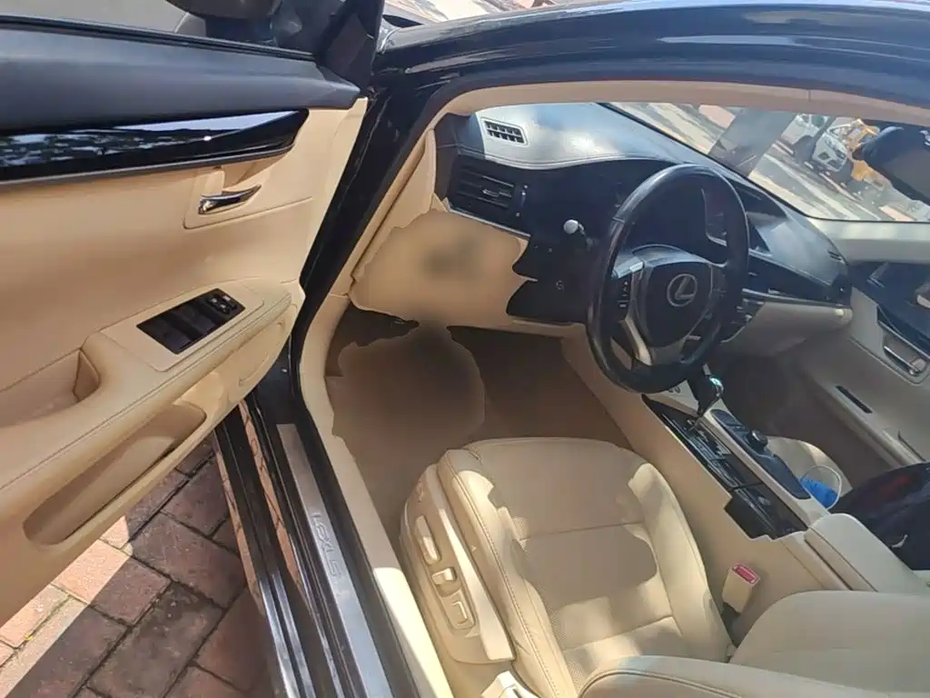 Photo 12 - Lexus ES