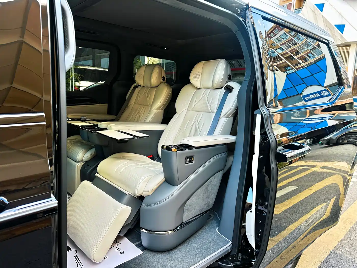 ZEEKR 009 2025 2024 6-seat Executive AWD 108kWh