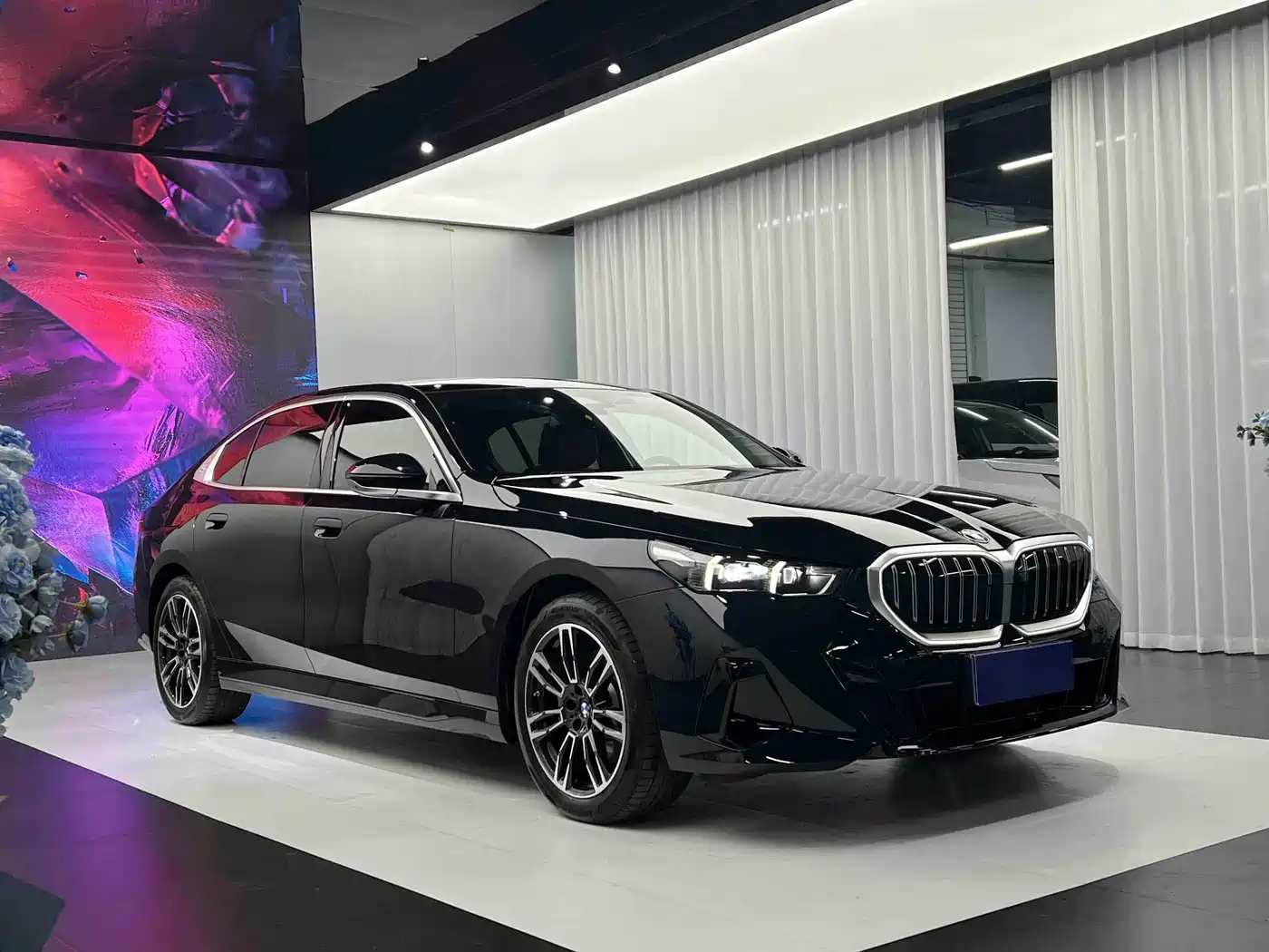 BMW 5 Series 2025 530Li Leading M Sport Package фото 3