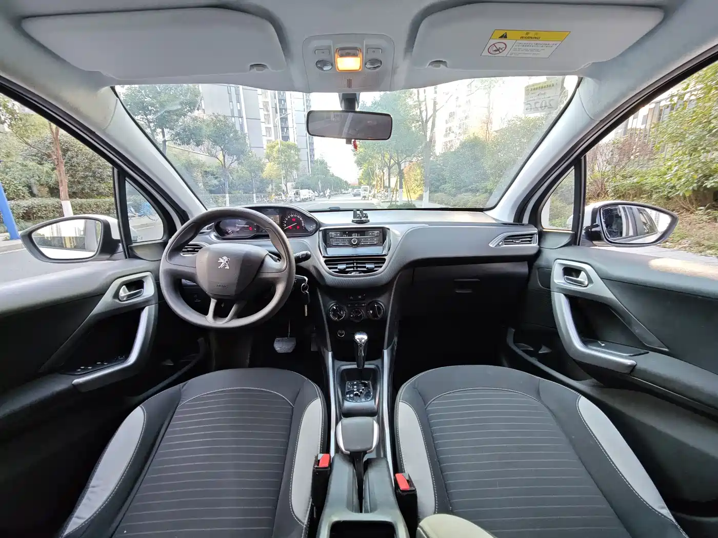 Peugeot 2008 2014 1.6L Automatic Trend Edition фото 11