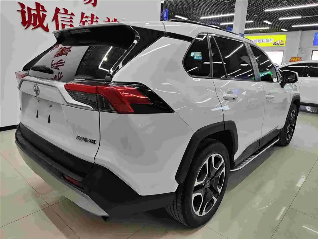 Toyota RAV4 Rongfang 2020 2.0L CVT 2WD Prestige Edition фото 4