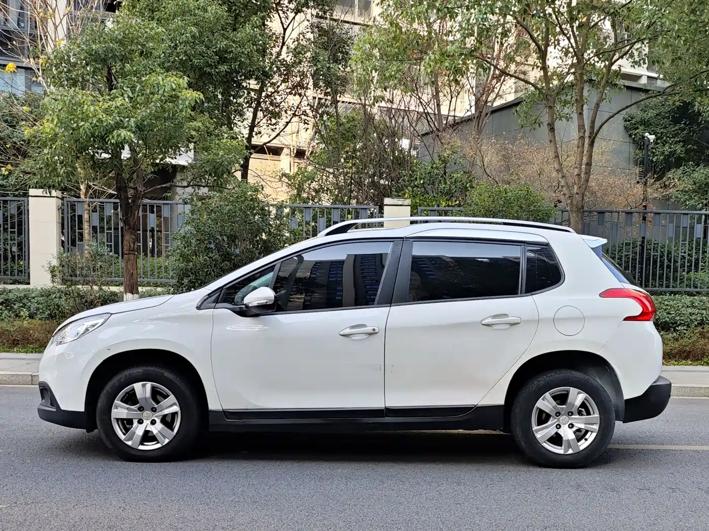 Peugeot 2008 2014 1.6L Automatic Trend Edition фото 2