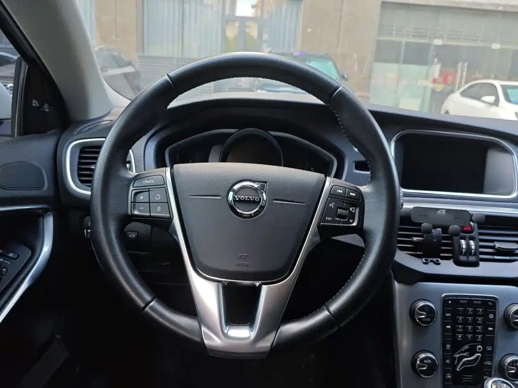 Volvo V40 2018 2018 T3 R-Design Edition