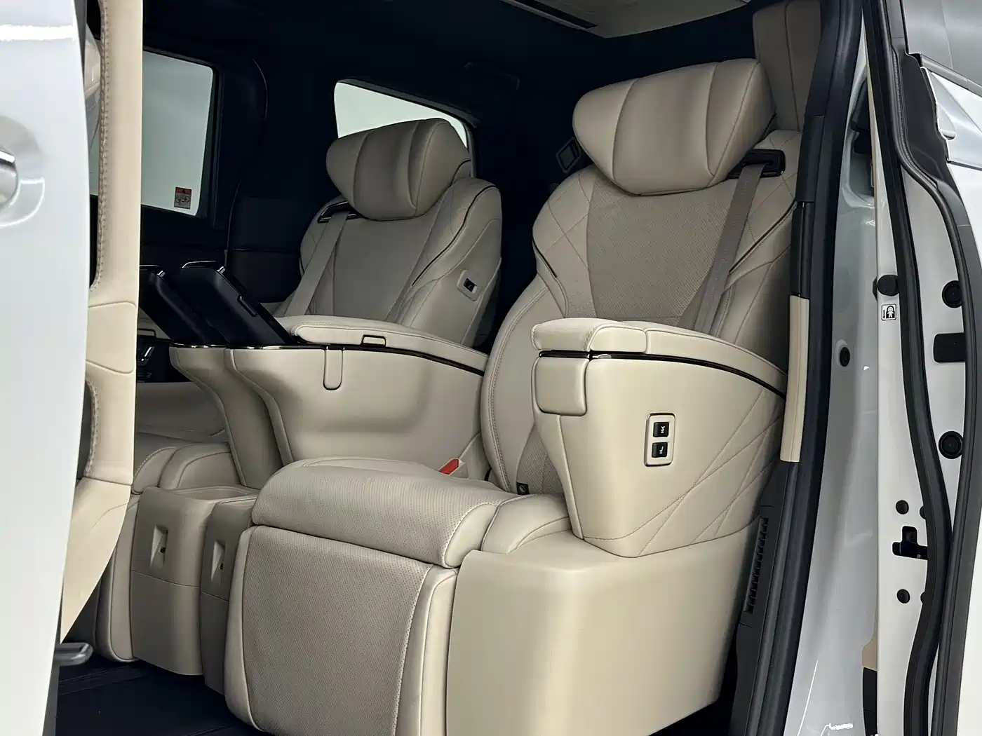 Toyota Alphard 2024 Hybrid 2.5L Ultimate Enjoyment Edition фото 10
