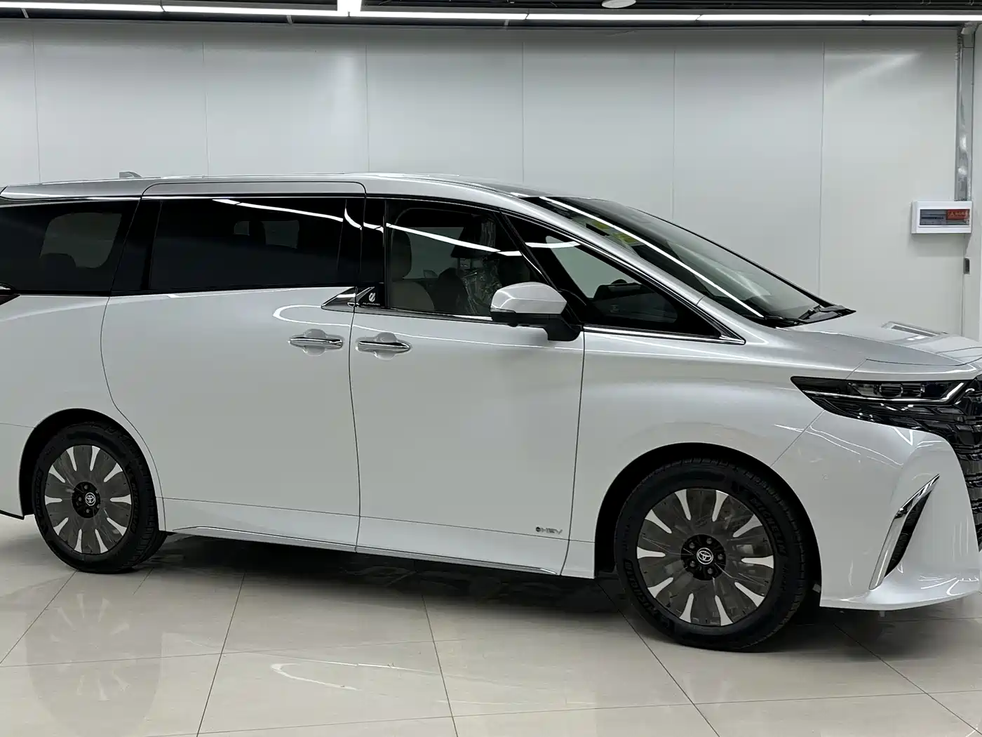 Toyota Alphard 2024 Hybrid 2.5L Ultimate Enjoyment Edition фото 3