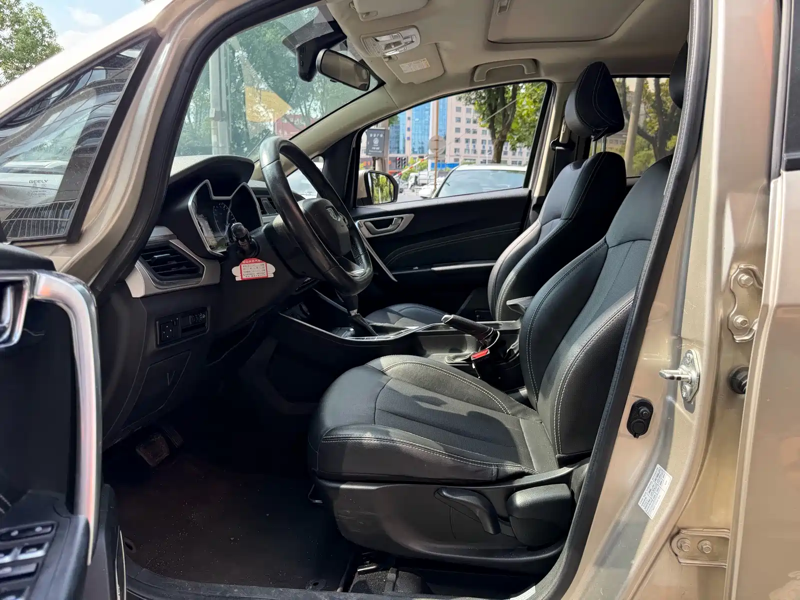 Фото 4 - Geely Vision X3
