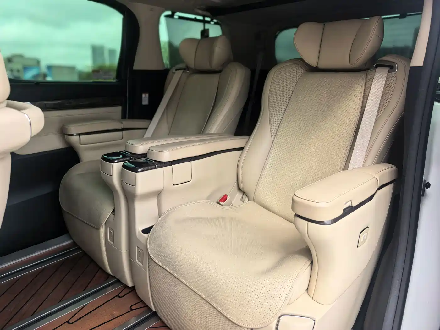Photo 11 - Toyota Alphard